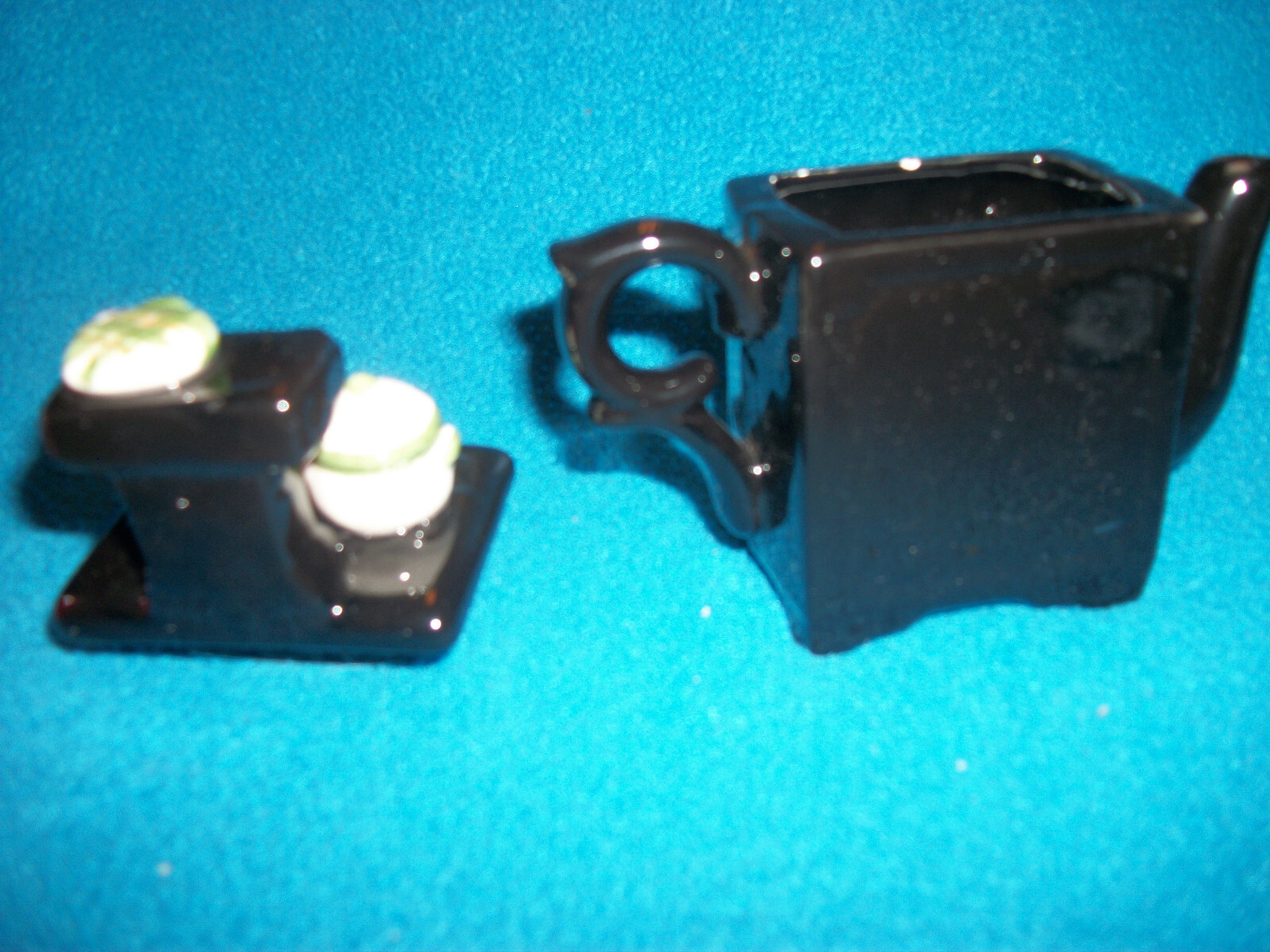 Lot of 2 VintageWorld Bazaar Mini Teapot Stove & Sink NIB