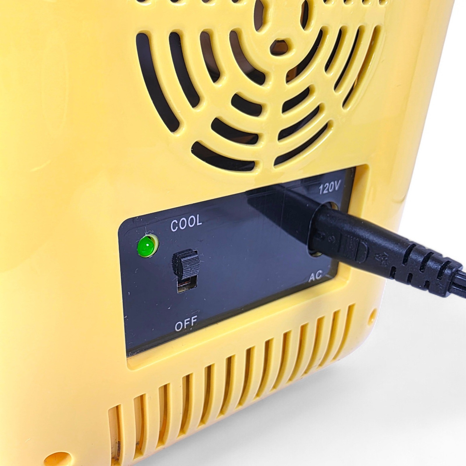 Fortnite Peely Nana Nana 6 Can Mini Fridge Yellow Portable Cooler WM-MIN6-FN