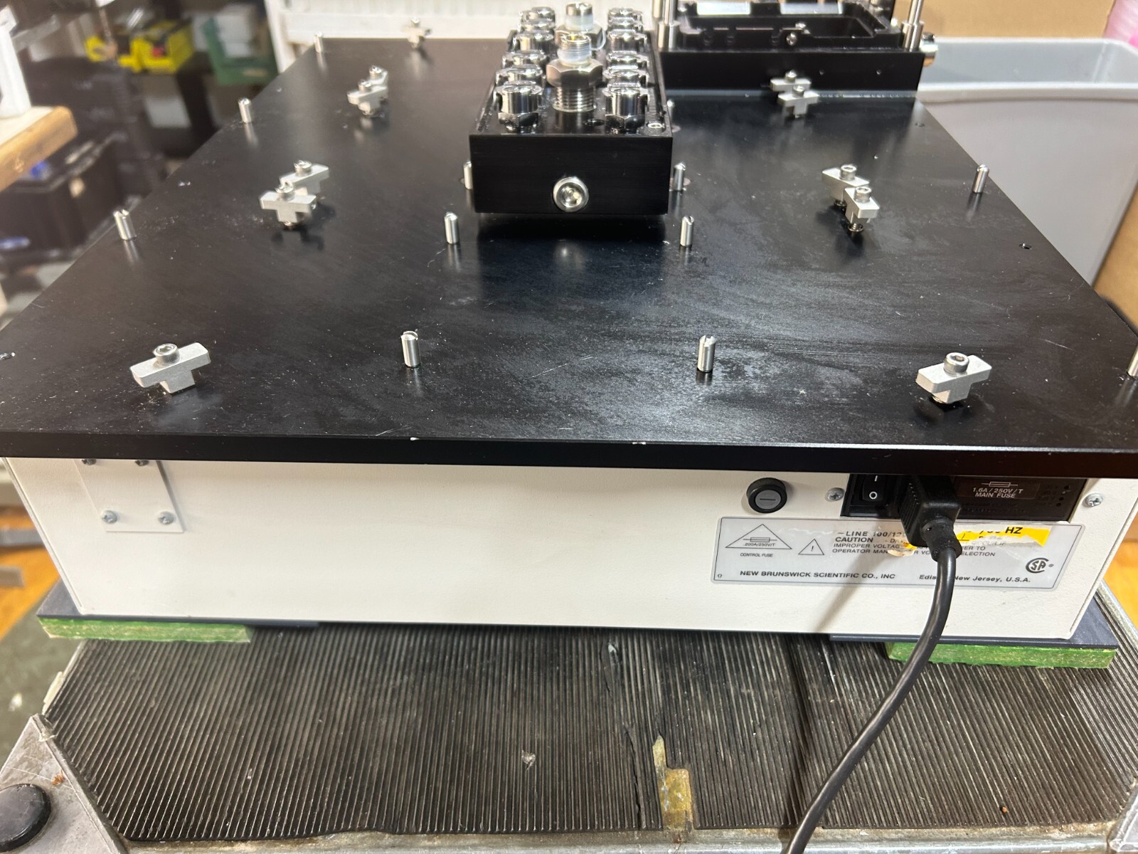 New Brunswick Innova 2100 Platform Shaker M1194-2000