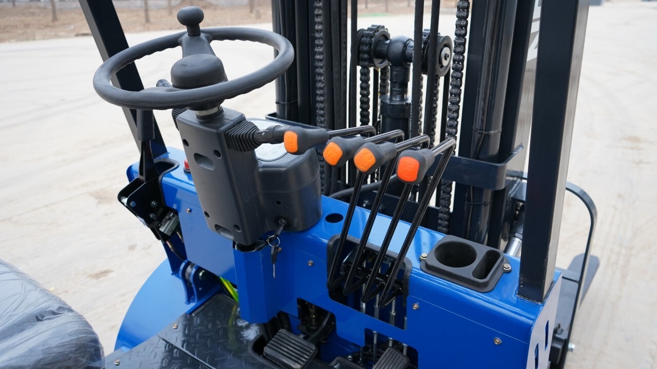 New 2.5 Ton Capacity TYPHON Electric Forklift w 70Ah Charger Lead-acid battery