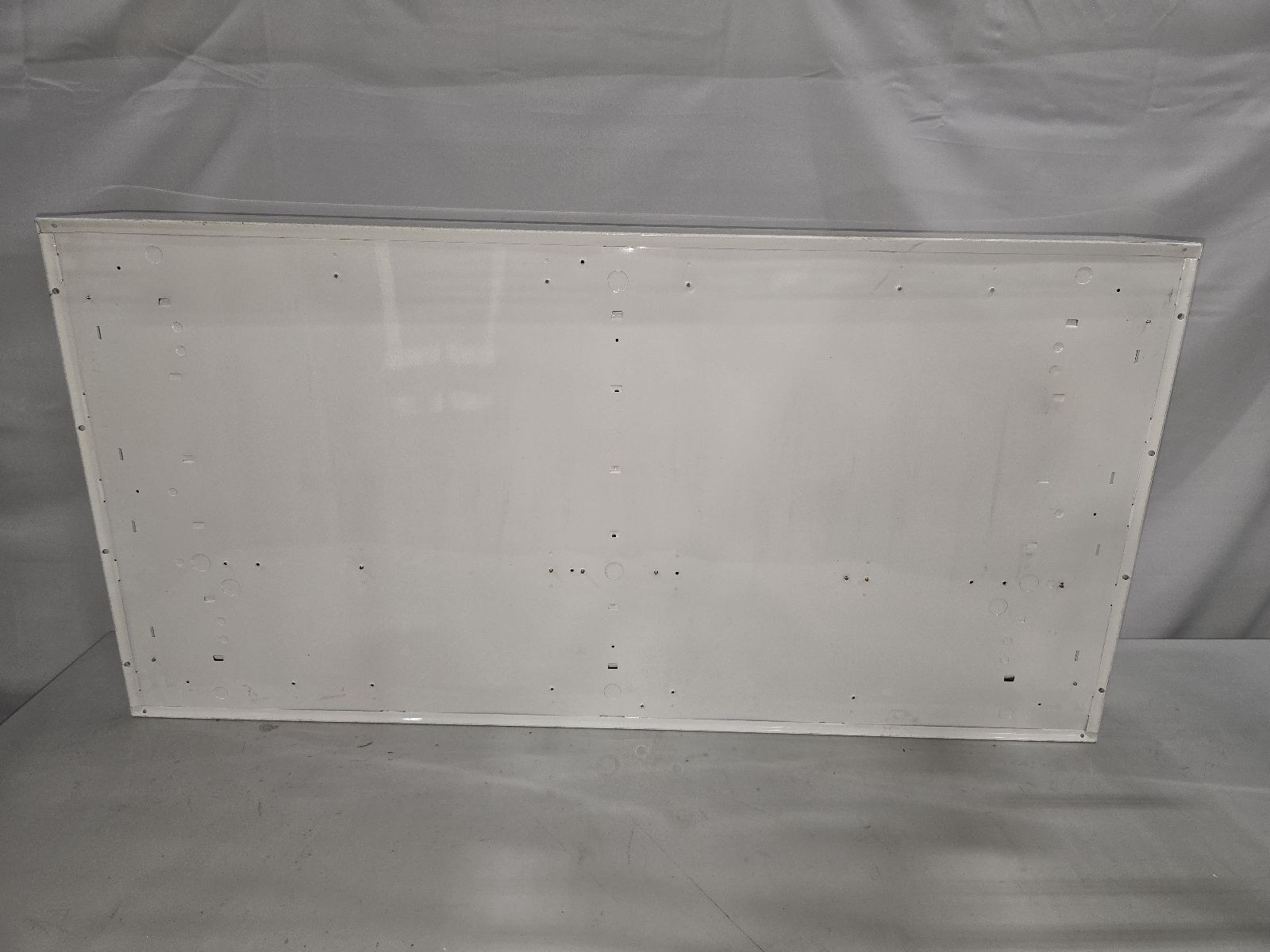 METALUX 2 FT. X 4 FT. SURFACE PARABOLIC, 3 LAMP SLOTS, 32W, 18 CELL, 3