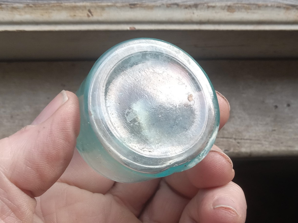 1870s PLAIN IGLOO TURTLE INK BOTTLE WITH GROUND LIP (AS IS;CRACK IN BASE)