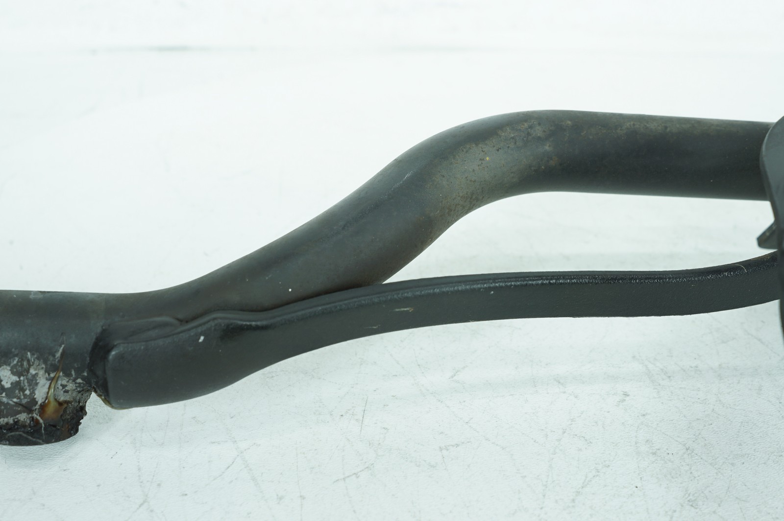 09 Harley Sportster XL1200C OEM Exhaust Muffler Interconnect Bracket Support Bar