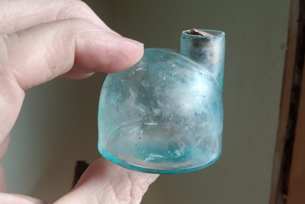 1870s PLAIN IGLOO TURTLE INK BOTTLE WITH GROUND LIP (AS IS;CRACK IN BASE)