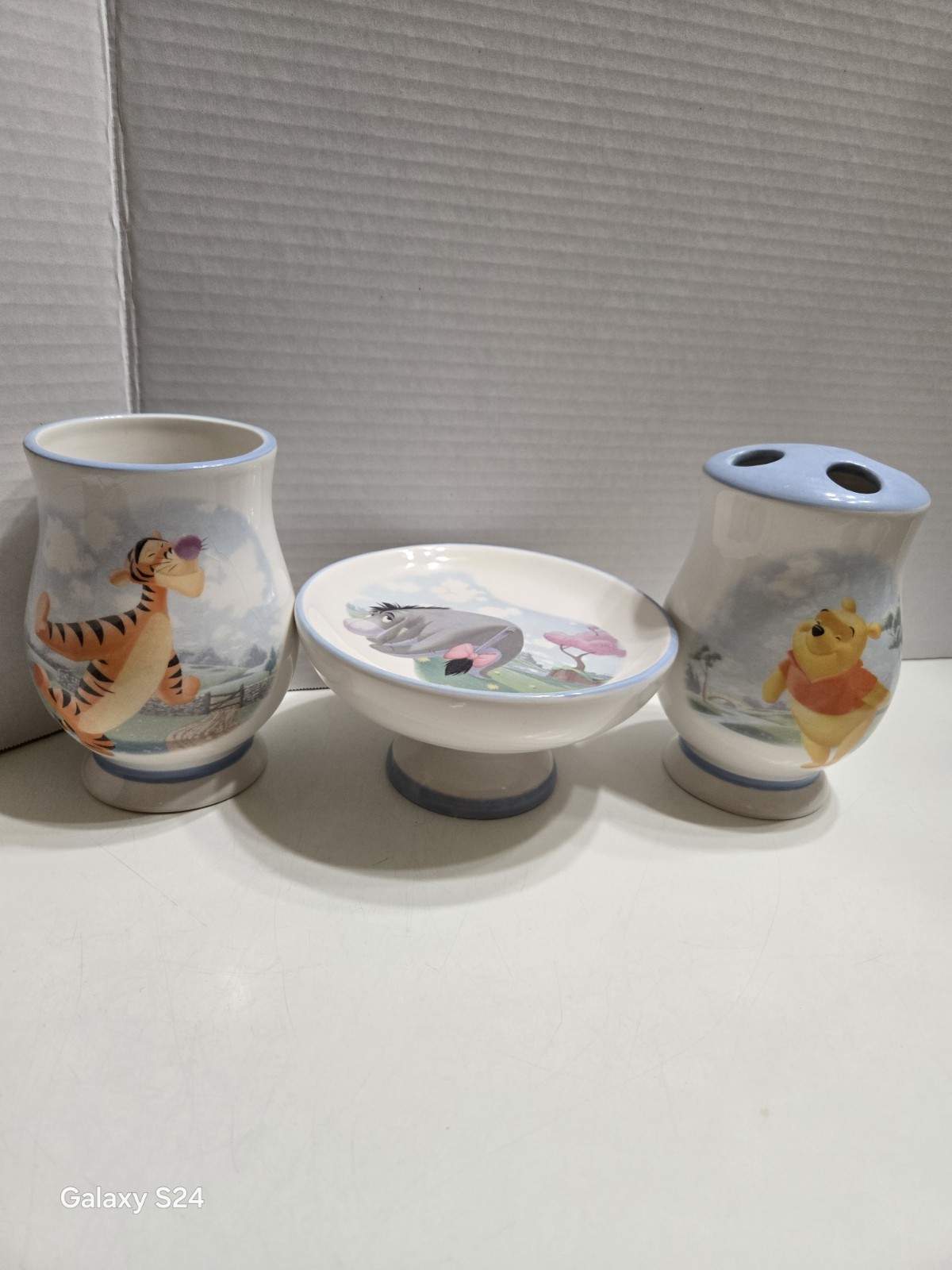 DISNEY WINNIE THE POOH Bathroom 3 Piece Set,Soap Dish, Toothbrush Holder And...
