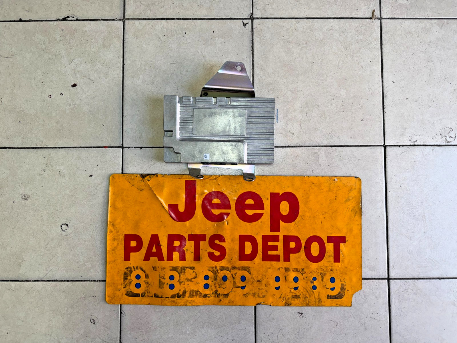 2014 2015 JEEP GRAND CHEROKEE SRT 8 AMPLIFIER HARMAN KARDON OEM 68217143