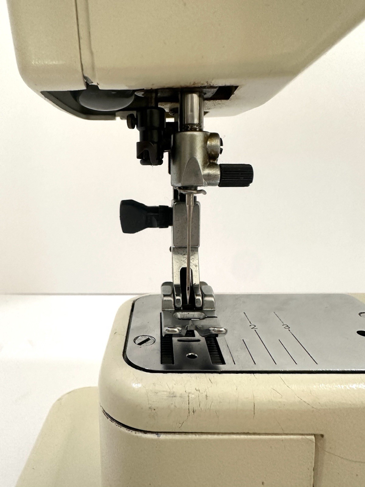 Pfaff Heavy Duty MetalSewing Machine 1222-E No Pedal or Cord -Parts Untested