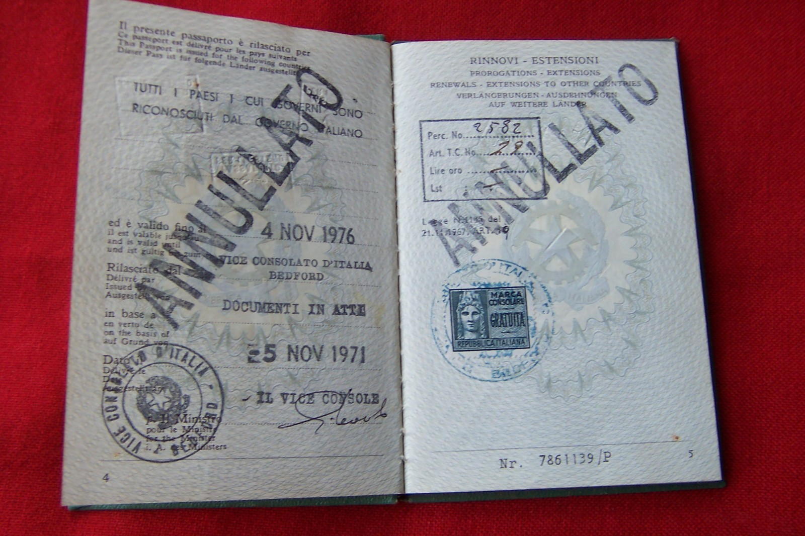 VINTAGE ITALIAN PASSPORT 1970'S CANCELLED EXPIRED WITH STAMPS CONSULATE BEDFORD