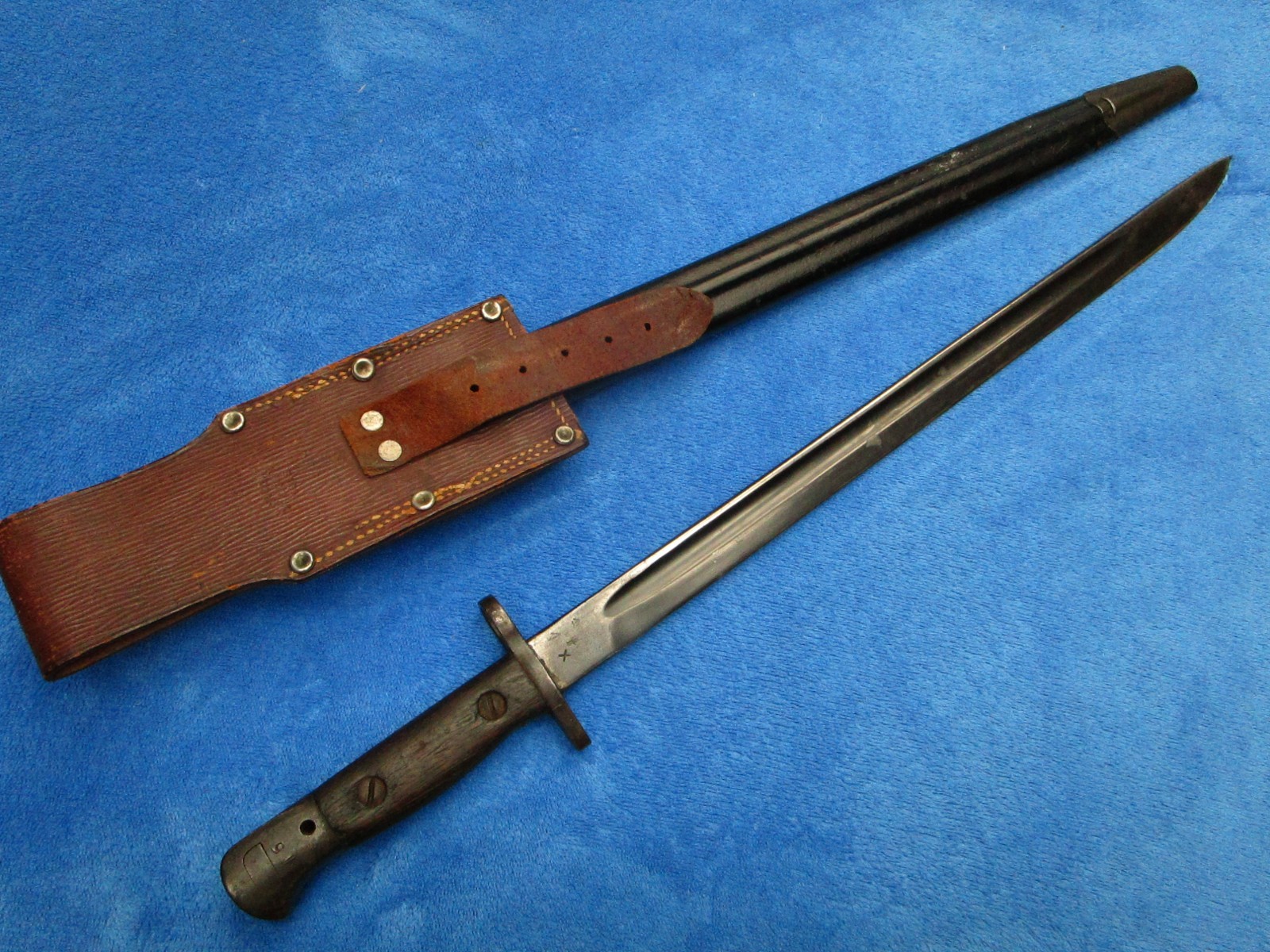 ORIGINAL WW1 BRITISH INDIA M1907 SMLE BAYONET AND SCABBARD WITH FROG MADE BY RFI