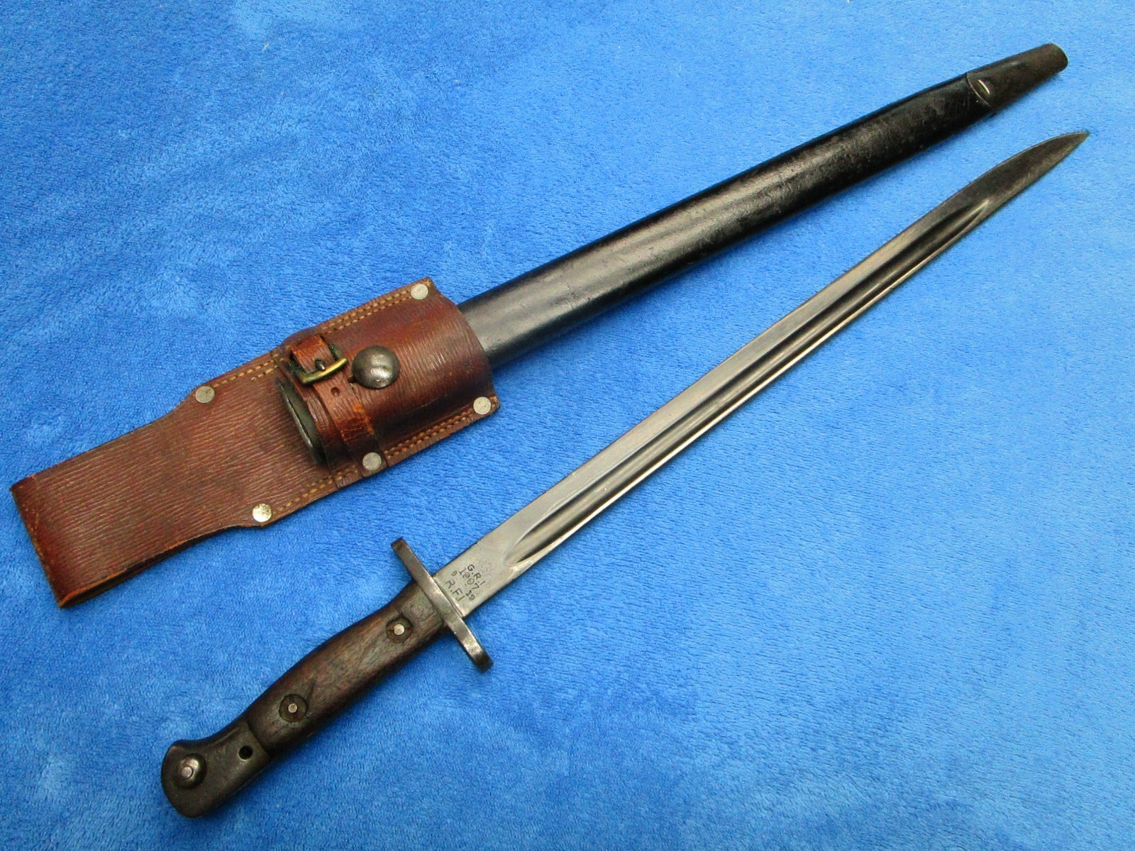 ORIGINAL WW1 BRITISH INDIA M1907 SMLE BAYONET AND SCABBARD WITH FROG MADE BY RFI
