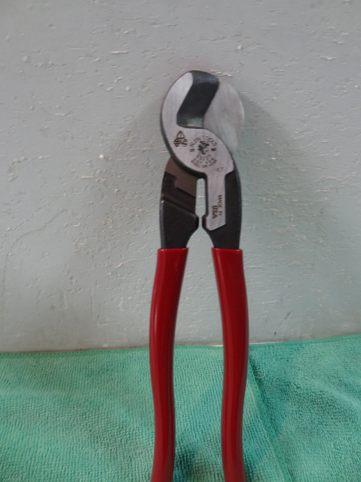 KLEIN TOOLS 9" HIGH-LEVERAGE CABLE CUTTER - 63225 - MADE IN USA