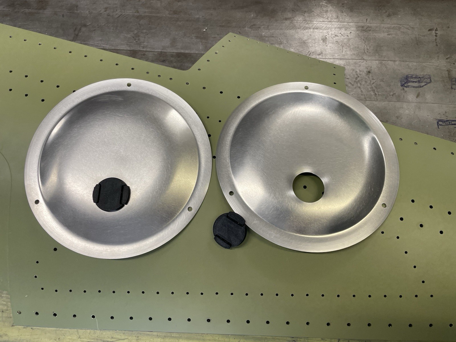 ✈️Cessna / Piper style SET OF WHEEL COVER HUBCAPS (7.25” Dia.)WITH VALVE OPENI.