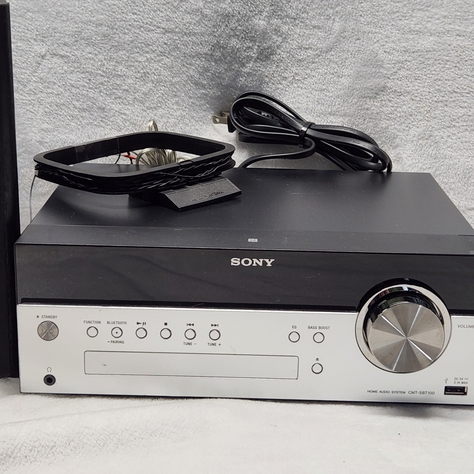Sony CMT-SBT100 Stereo Sound System With Speakers CD/Radio/Bluetooth Works Great