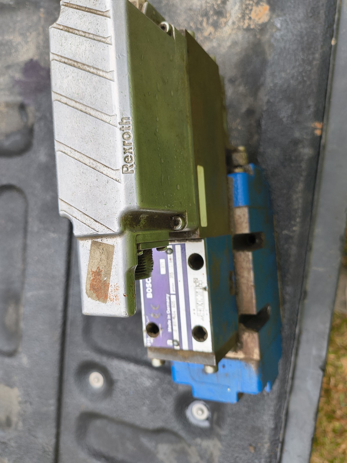 Bosch Rexroth Solenoid 2-Spool Hydraulic Valve 315bar 315l/min 0 811 404 605