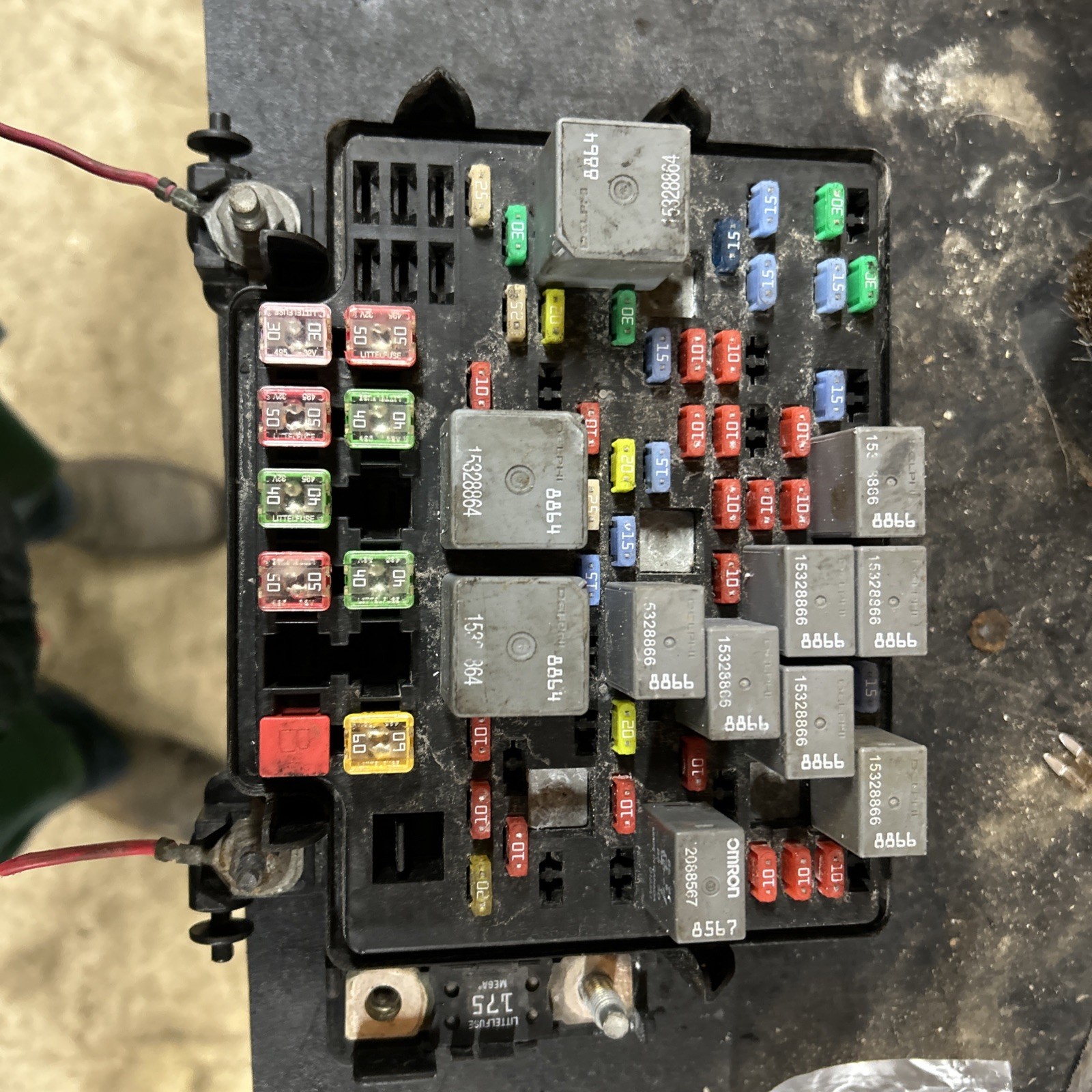 03-05 Chevrolet GMC 2500HD Duramax 6.6 LB7 LLY Underhood Fuse Box 15115618-02 DT