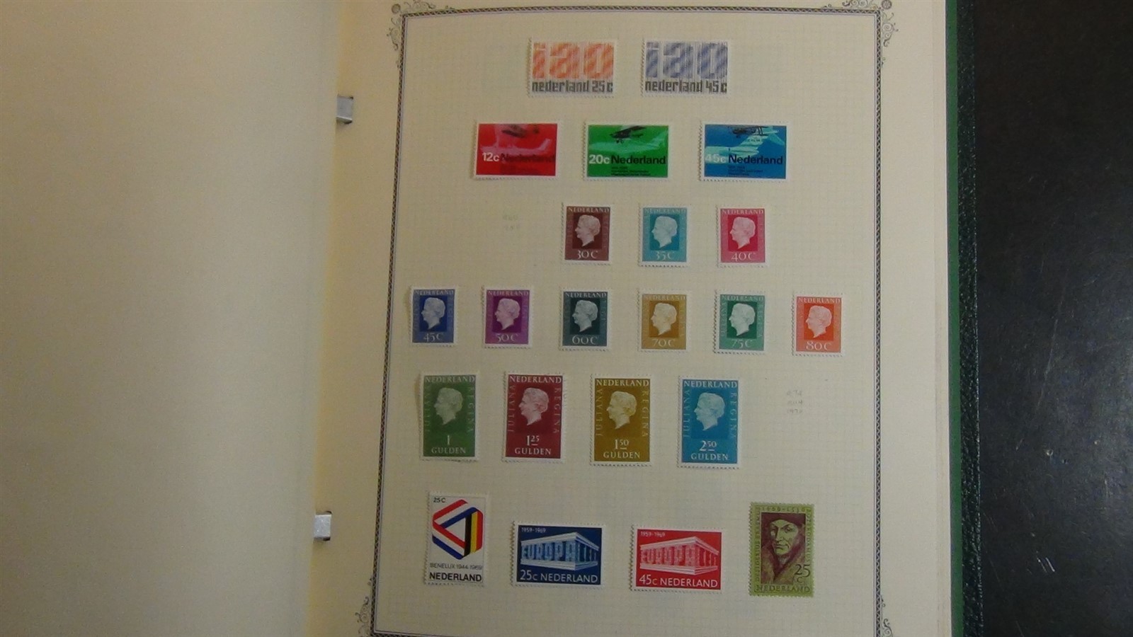 Stampsweis Netherlands collection on Scott Specialty album pages est 1000 to '72