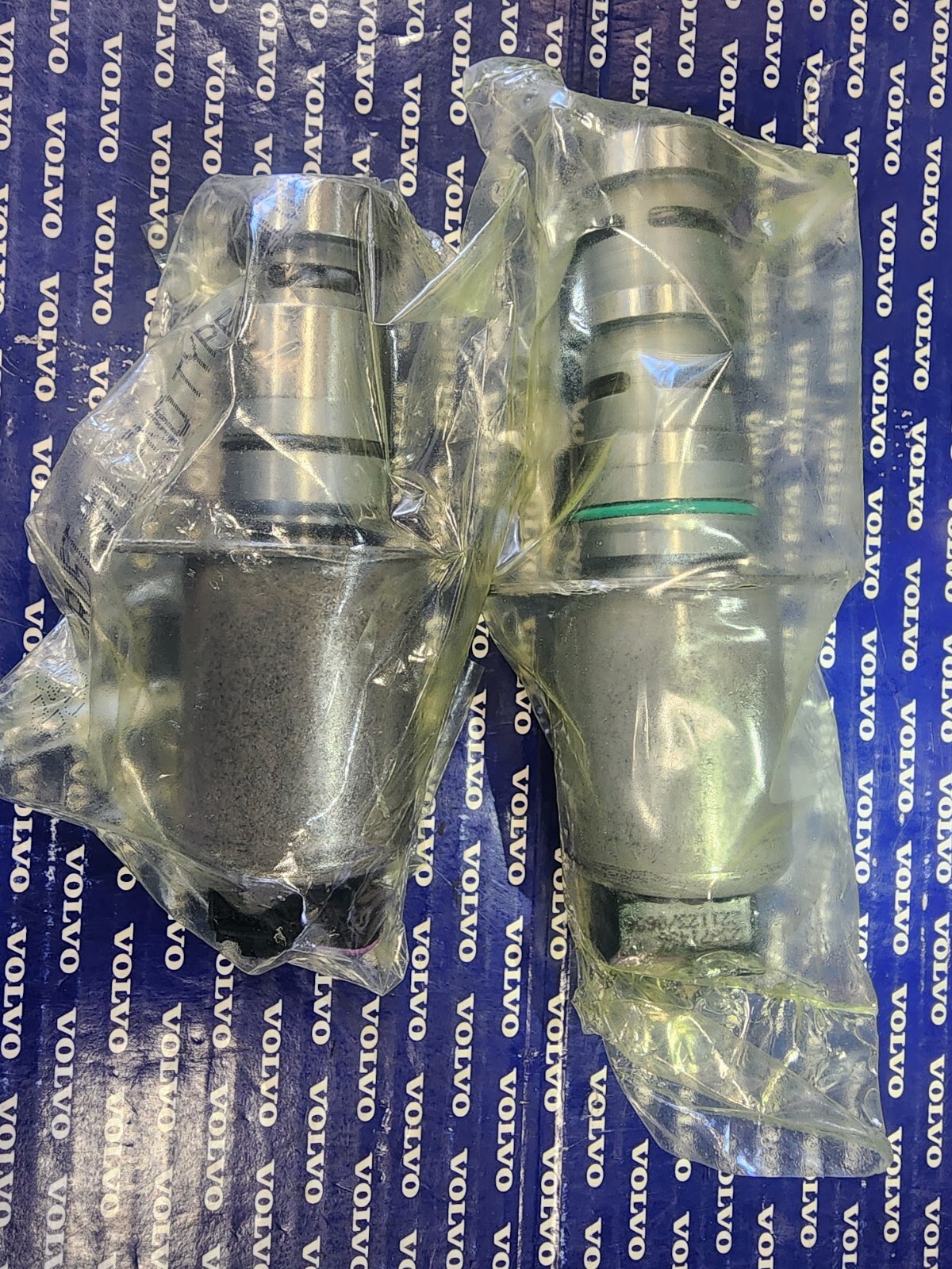 OEM Volvo D13 23871486 Thermostat and 23871480 Piston Cooling control valve set