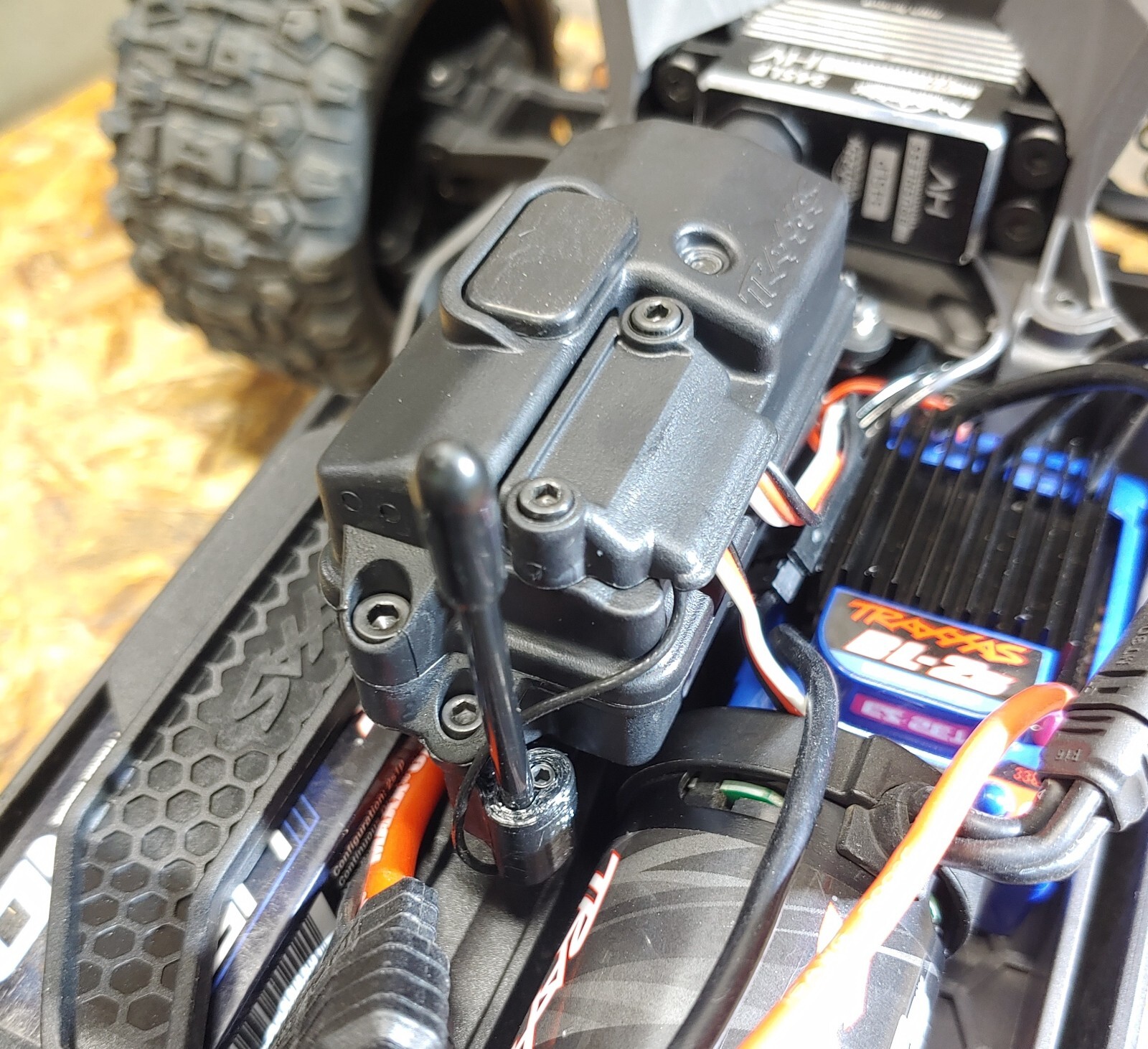 Traxxas Mini XRT/Maxx Sealed Receiver Box Mounting Adapter For 3628 Receiver Box