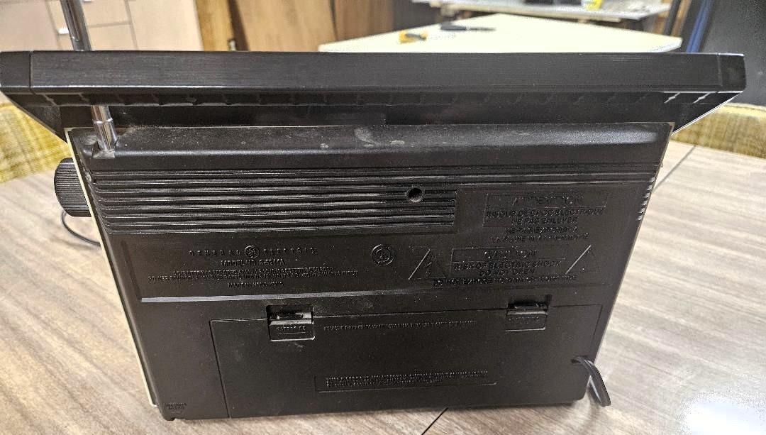 VINTAGE GE AM/FM RADIO/CASSETTE RECORDER MODEL 3-5244 WITH USERS MANUAL, WORKS