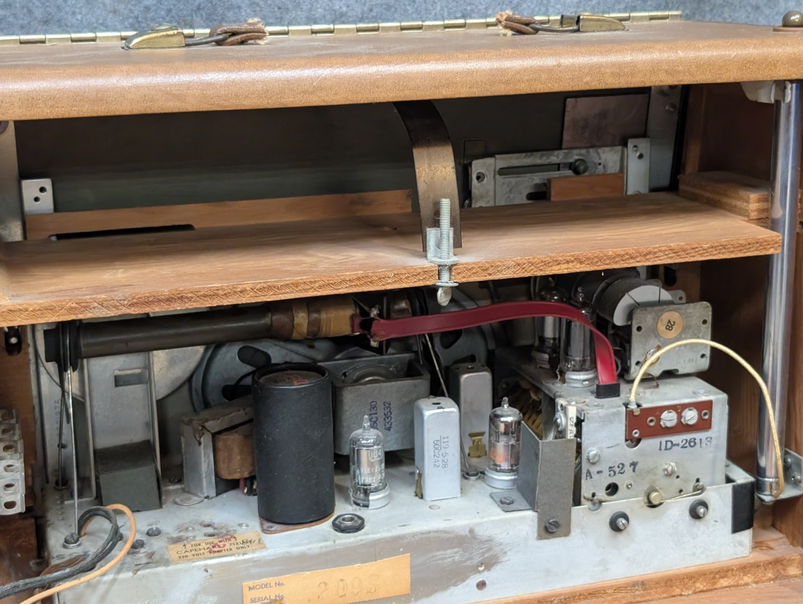 Capehart International 88P66BNL PORTABLE MULTIBAND TUBE RADIO - For Parts