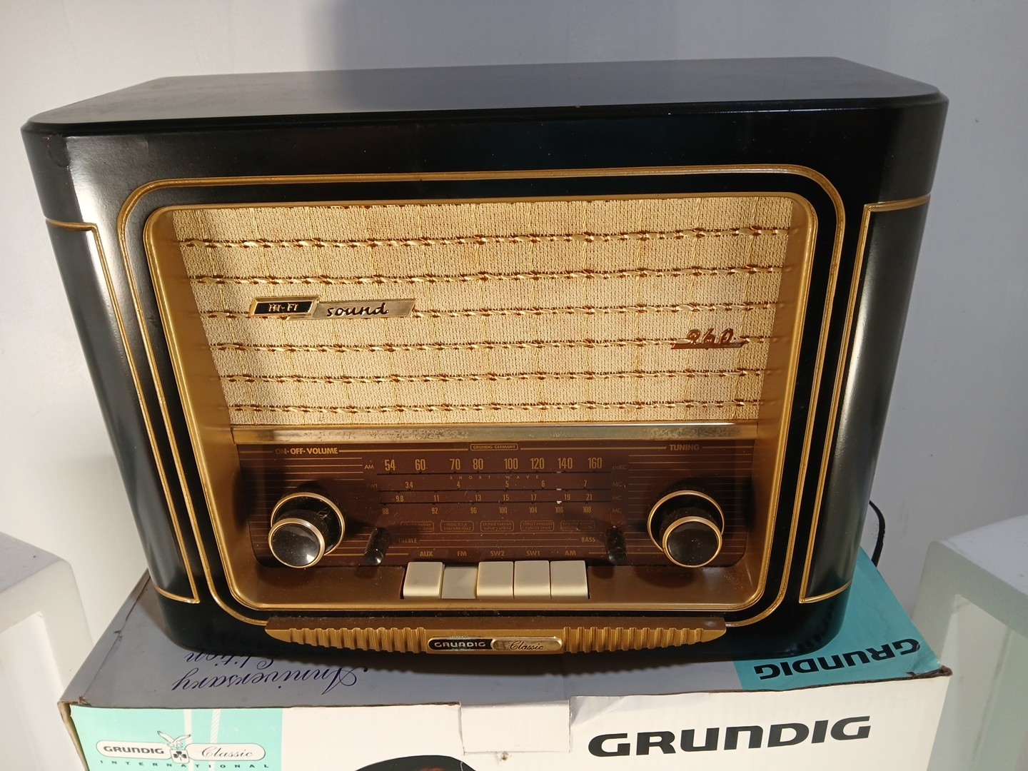 Grundig Anniversary Edition Model 960 AM/FM Shortwave Radio