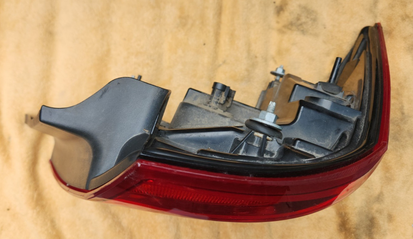 2005 2006 2007 MERCURY MONTEGO RH Right Passenger TAIL LIGHT LAMP TAILLIGHT OEM