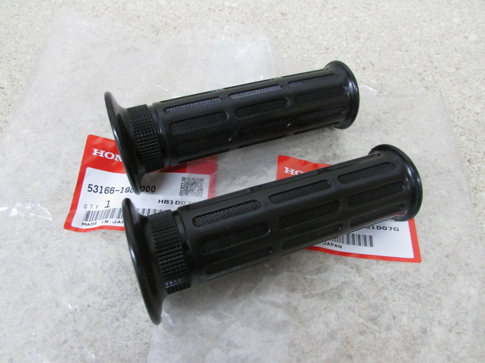 NOS 83-85 HONDA ATC70 86-87 TRX70 ATC TRX 70 OEM HANDLEBAR GRIPS 53166-198-000