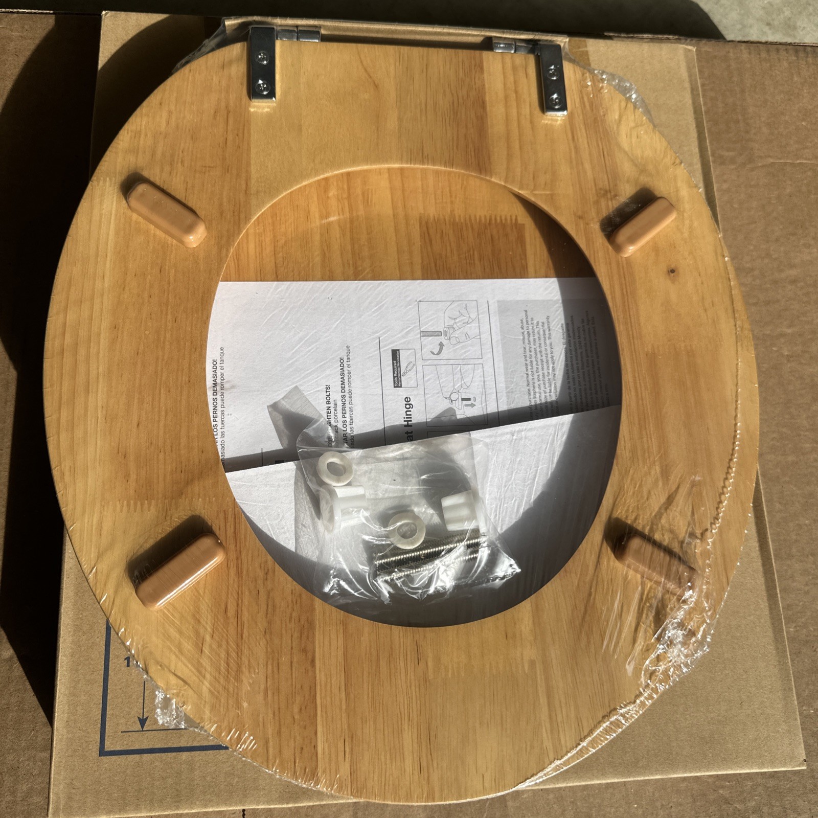 Jones Stephens C2B1R17CH Solid Oak round toilet seat w/ Crome Hardware (Sealed)