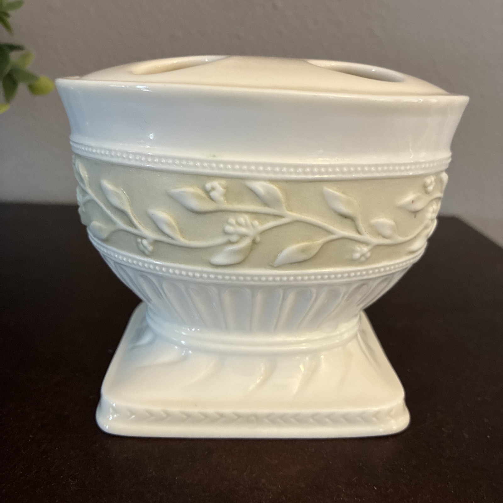 Croscill Willow Brook Acadia Ceramic Off White Toothbrush Holder Celery Bathroom