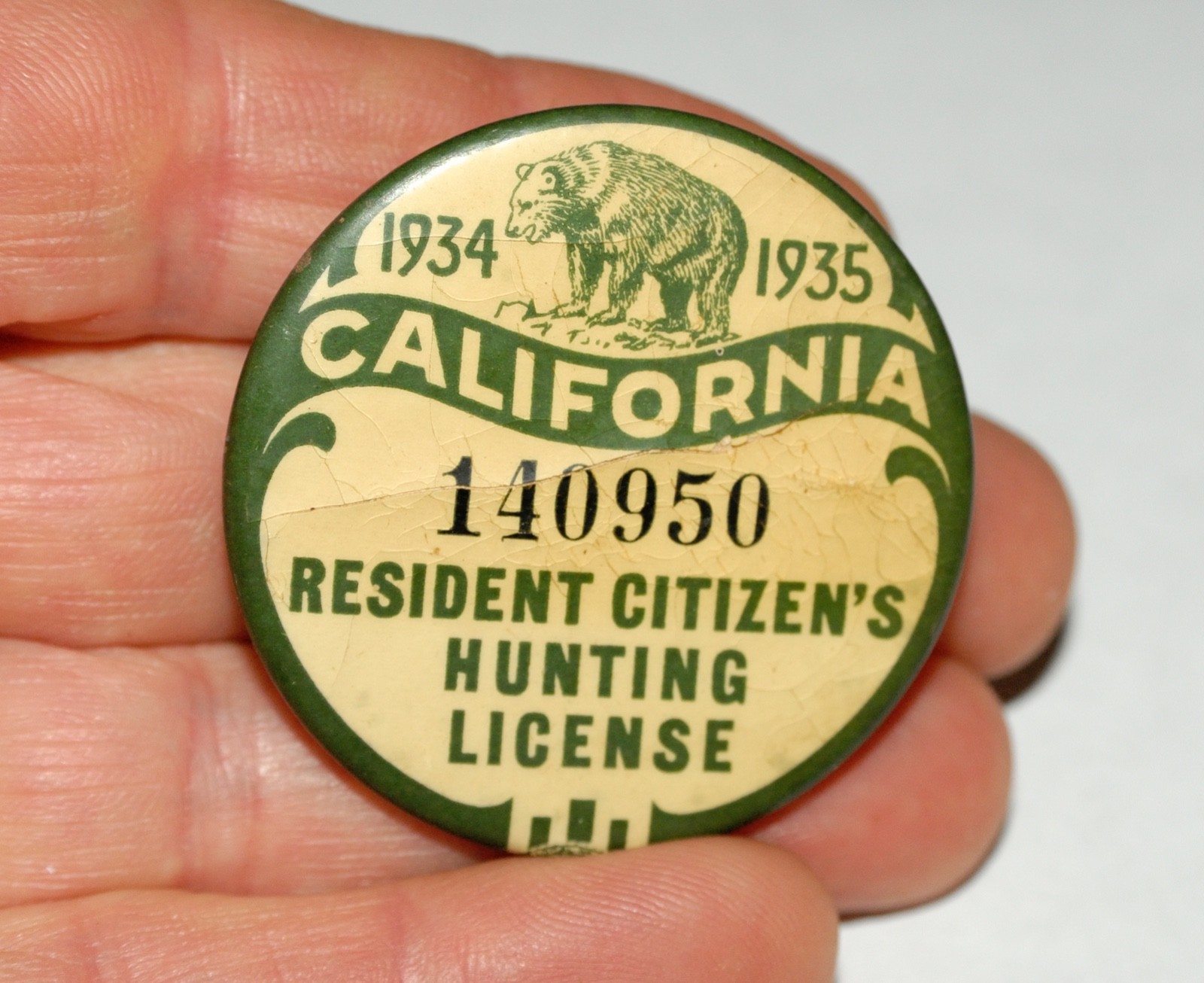 CALIFORNIA 1934-1935 RESIDENT CITIZEN'S HUNTING LICENSE PIN BUTTON