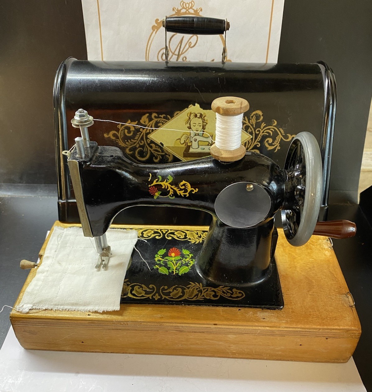 VINTAGE Original Children Toy Mini Sewing Machine In The Bakelite Case Working