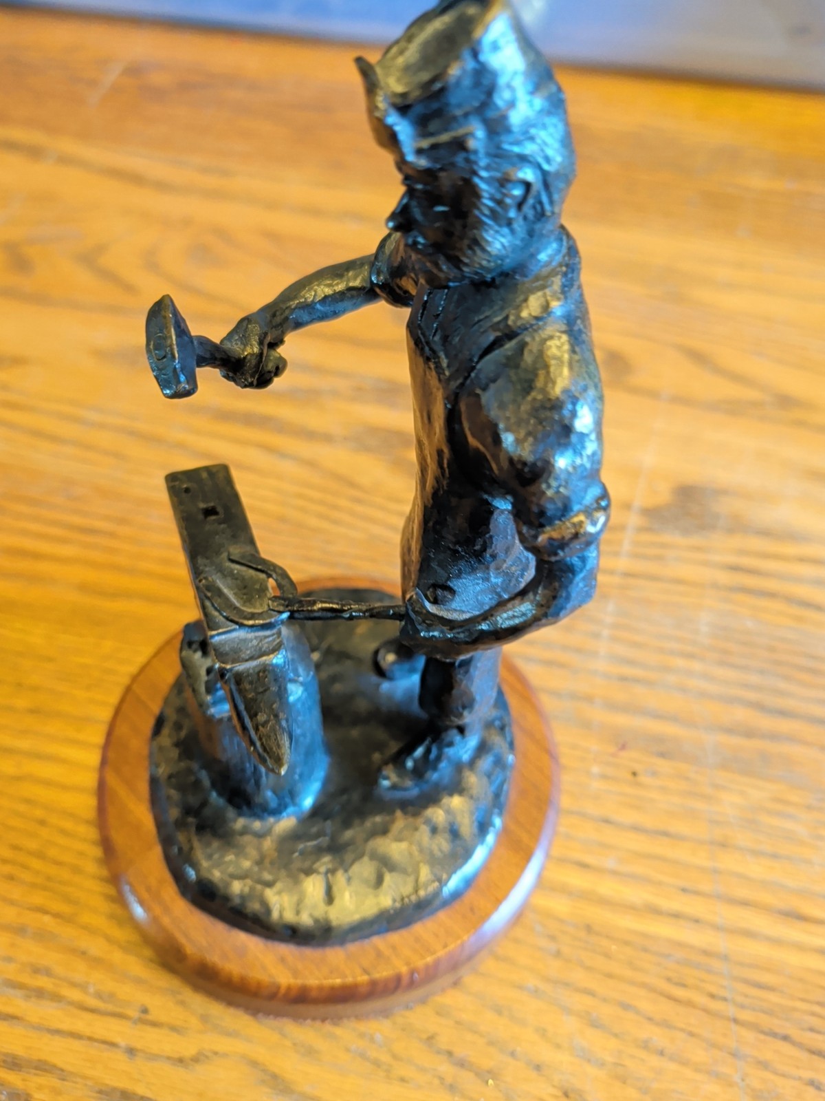 JOHN FRENCH HEAVY BRONZE METAL STATUE FIGURE BLACKSMITH HORSESHOE 1976 RARE VTG