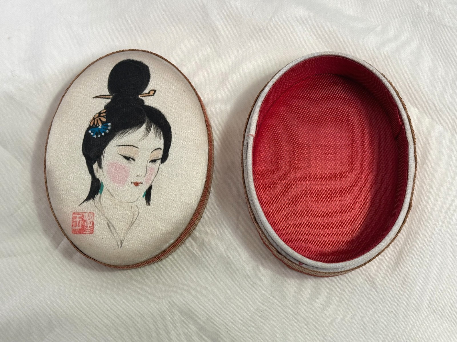 JAPANESE ASIAN CHINESE SILK GREEN WALLET SIGNED OVAL BOX PAINTING GEISHA WOMAN
