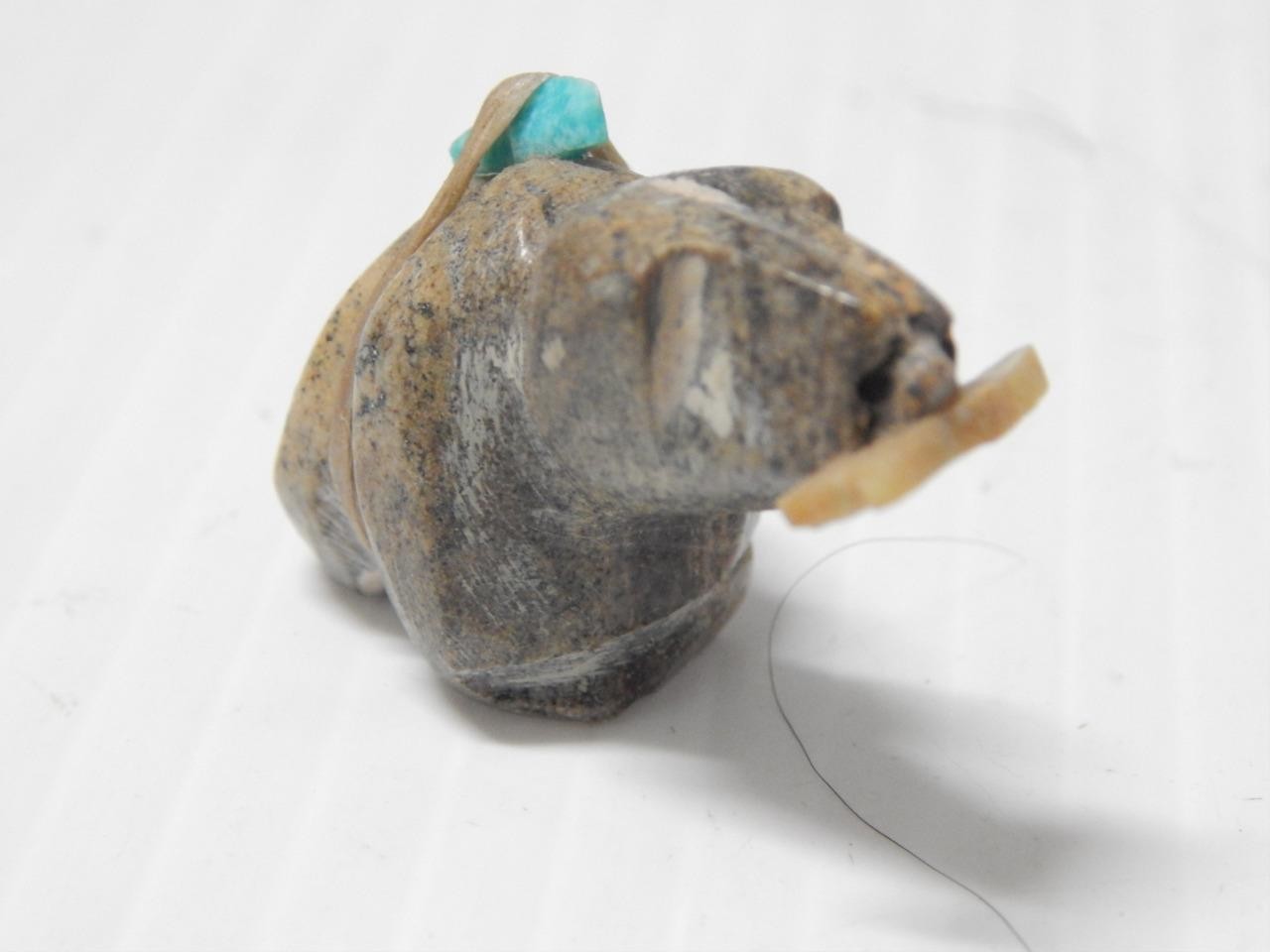 VINTAGE ZUNI INDIAN STONE BEAR FETISH ONE TURQUOISE OFFERING +ARROWHEAD IN MOUTH
