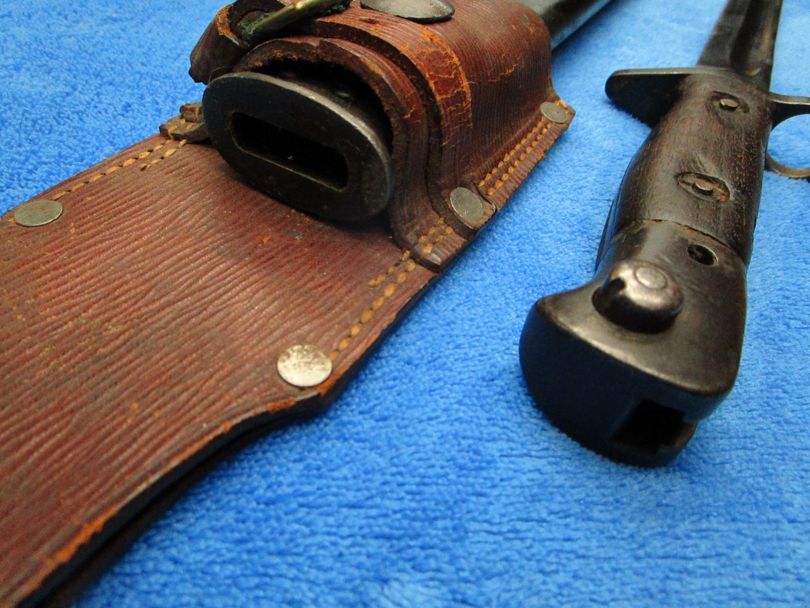 ORIGINAL WW1 BRITISH INDIA M1907 SMLE BAYONET AND SCABBARD WITH FROG MADE BY RFI