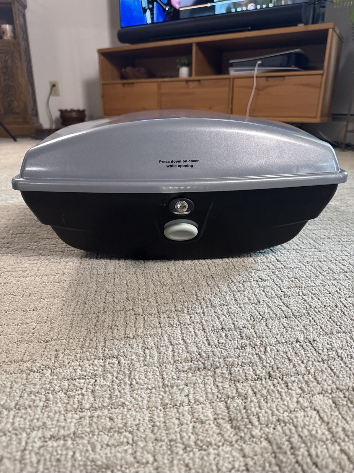 Thule Cast Away Fishing Rod Carrier Roof Rack #885, Locking, Holds 4 Rods, New