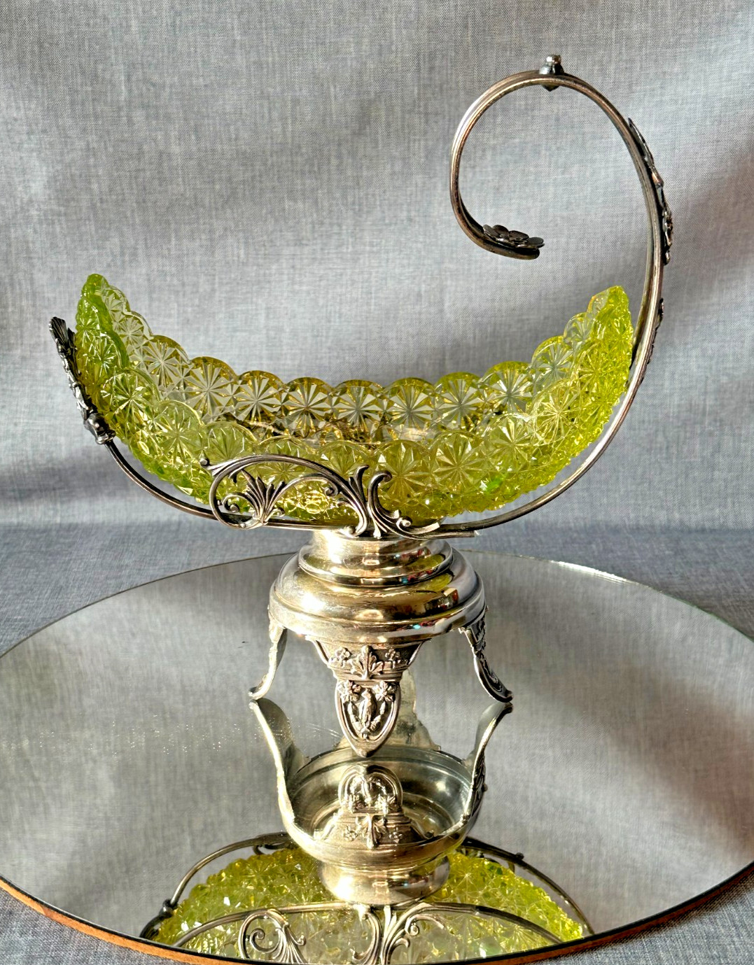 Antique Barbour Brothers Quadruple plate Castor Button & Bows Daisy Canoe Bowl