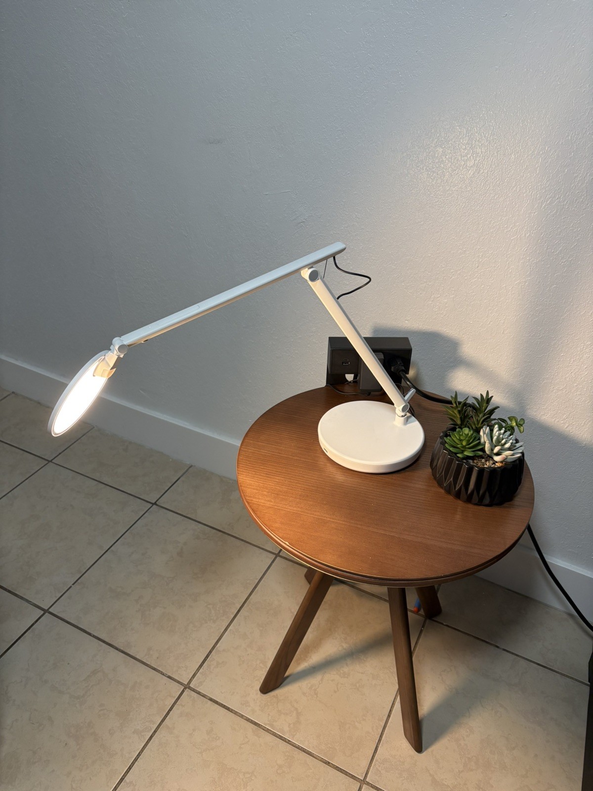 humanscale nova.LED task loght.Arctic white.Desktop tech base dual USB port. New