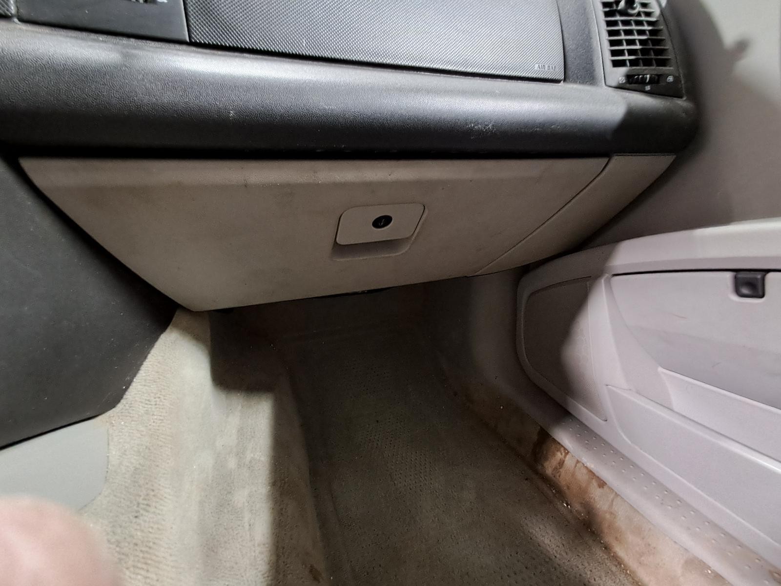 2006 CADILLAC SRX Glove Box