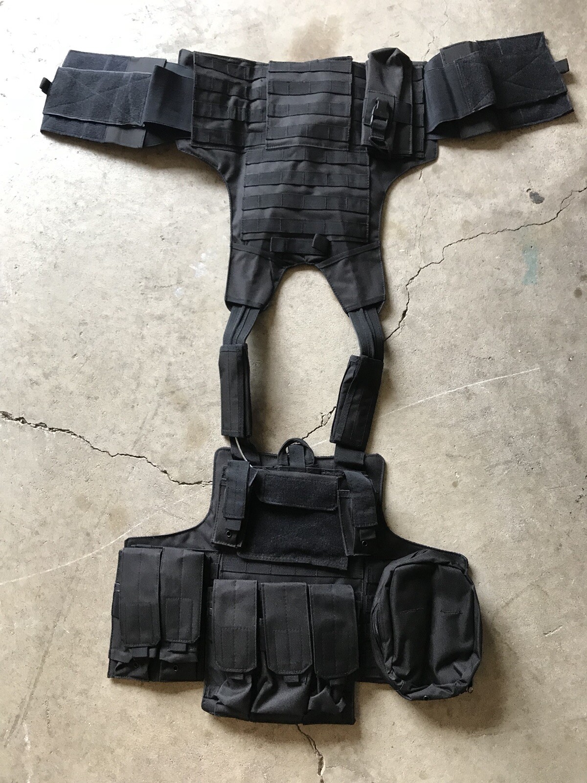 Tactical Vest Plate carrier- Black w/ 2 Curved 8x10 Plates & Pouches Included