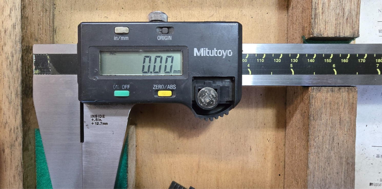 Mitutoyo ABSOLUTE Digimatic Nib Jaw Caliper 0-18" / 0-450mm 550-223-10