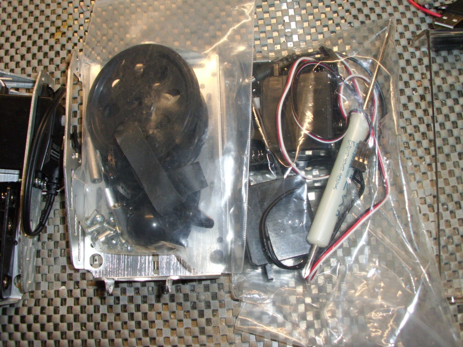 Robot car Chasis Boe Bot, with servos(parallax) and battery holder (One Piece)