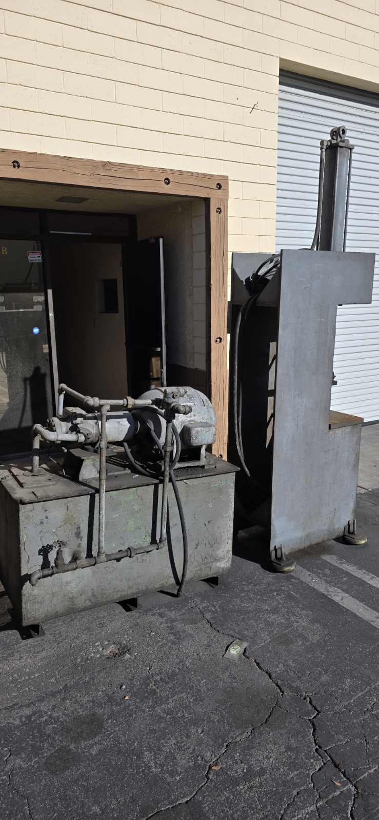 Hydraulic Press 25-Tons (aproximadamente) Double Acting Two-Stage.