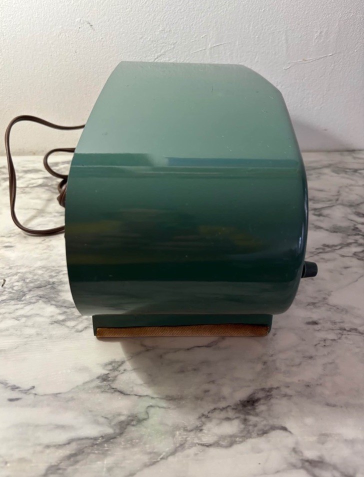 1952 Zenith J-616W The Owl Eyes Telechron Clock 6 Tube AM Radio Green & Yellow