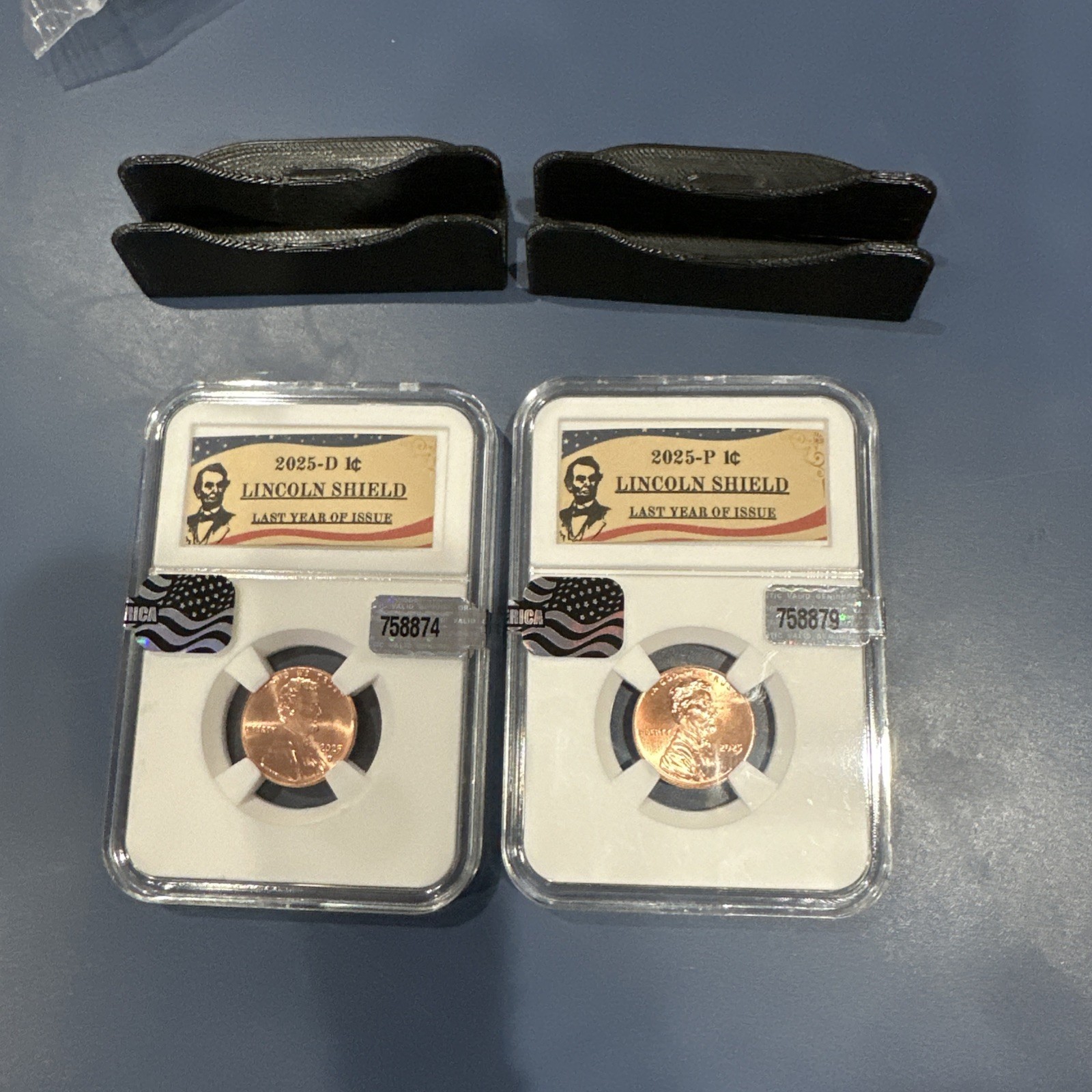 2025 P & D LINCOLN SHIELD CENT UNCIRCULATED ⭐ it comes with two slab holders ￼