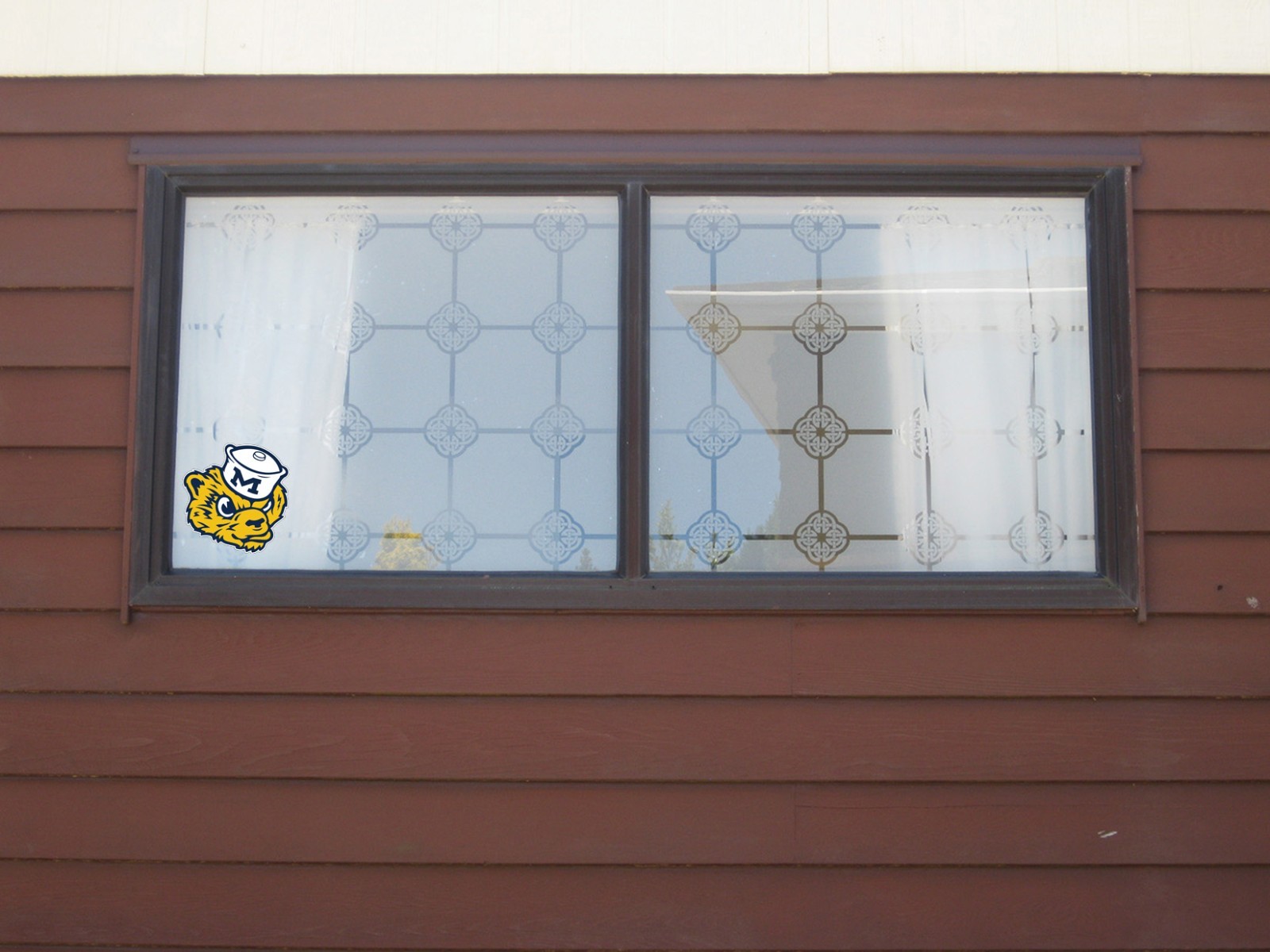 Michigan Wolverines Logo Laminated Vinyl Decal Sticker All Weather Safe