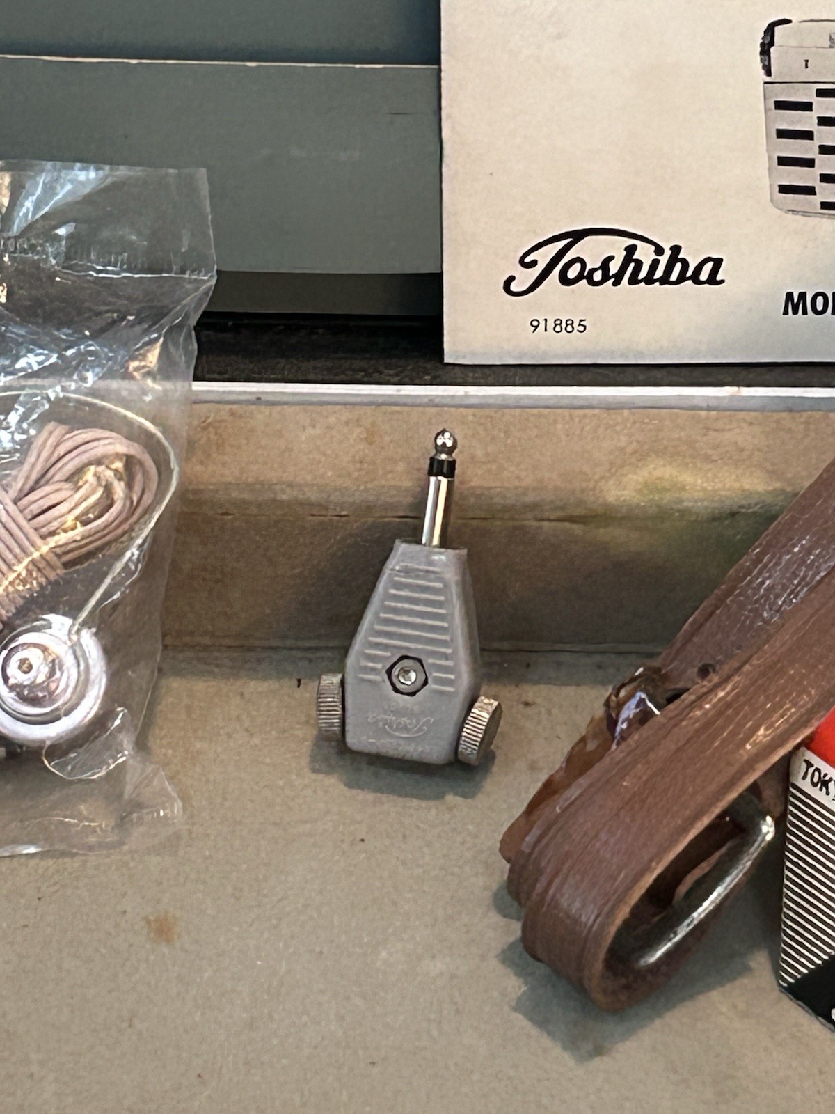 Vintage Toshiba 8TM-294 transistor radio box with accessories