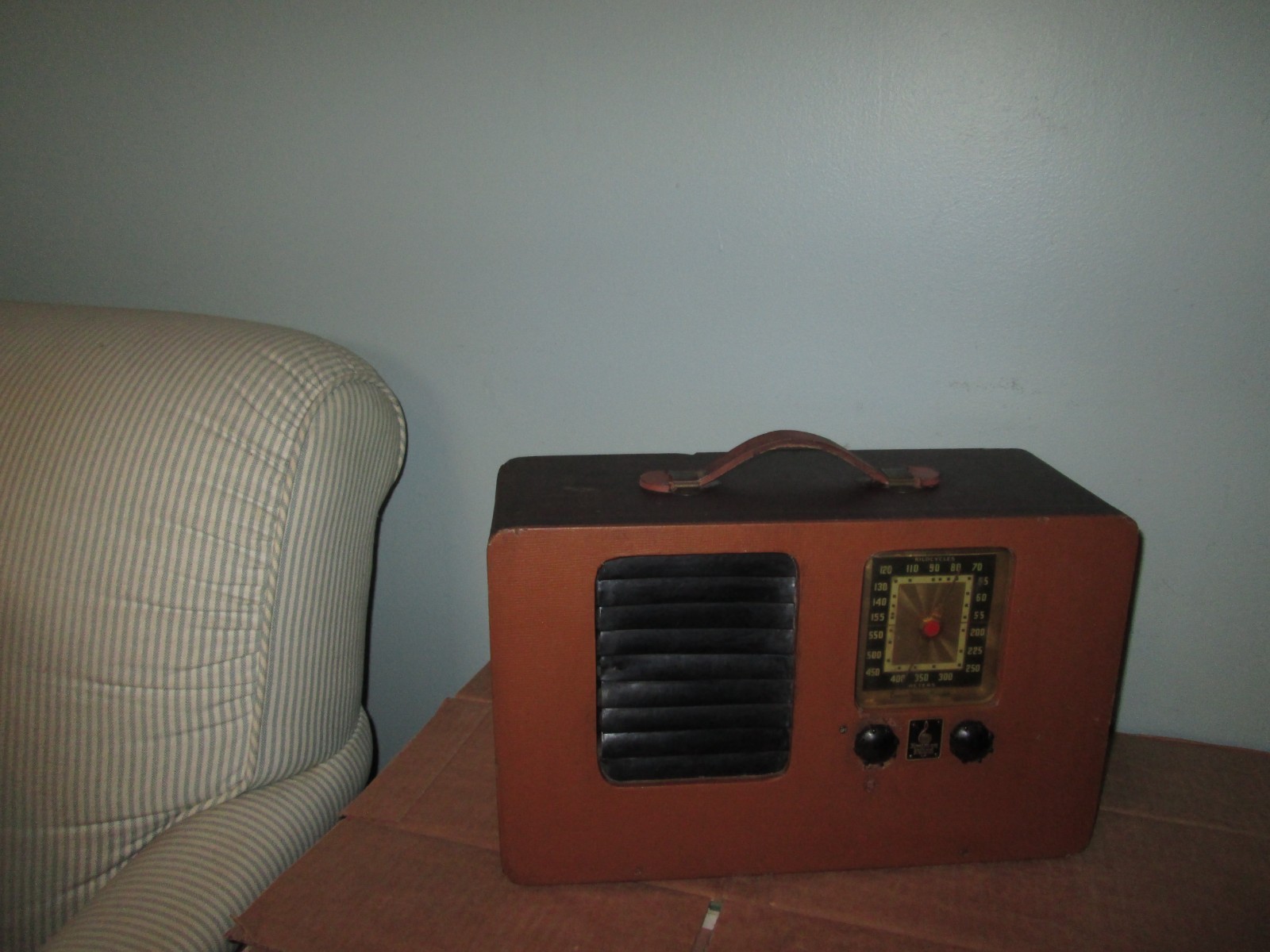 Vintage Emerson Suitcase AM Tube Radio AM Radio 1940's RARE
