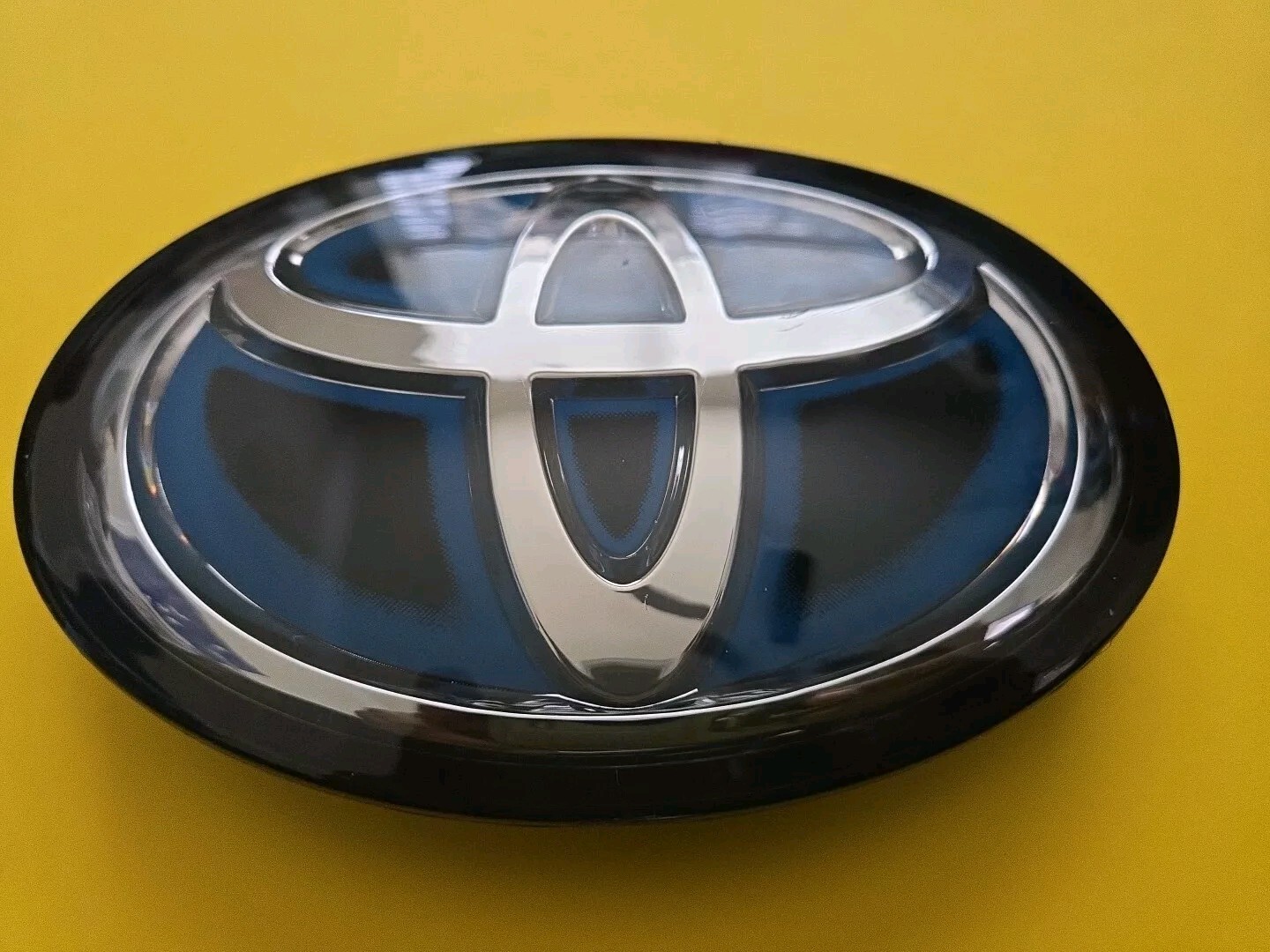 TOYOTA PRIUS AVALON HIGHLANDER RAV4 EMBLEM 53141-47030 / 42020 OE