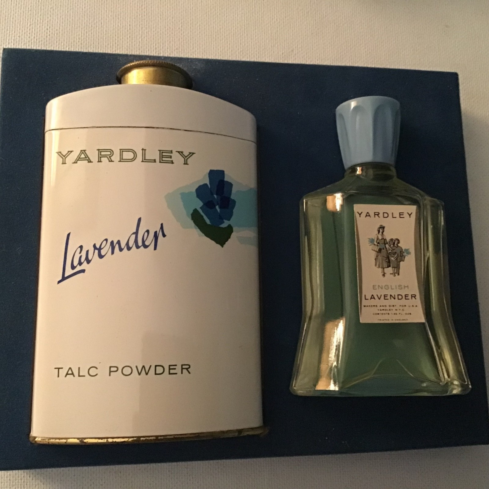 Vintage Yardley Set Talc Powder and English Lavender 1.35 oz fragrance in Box